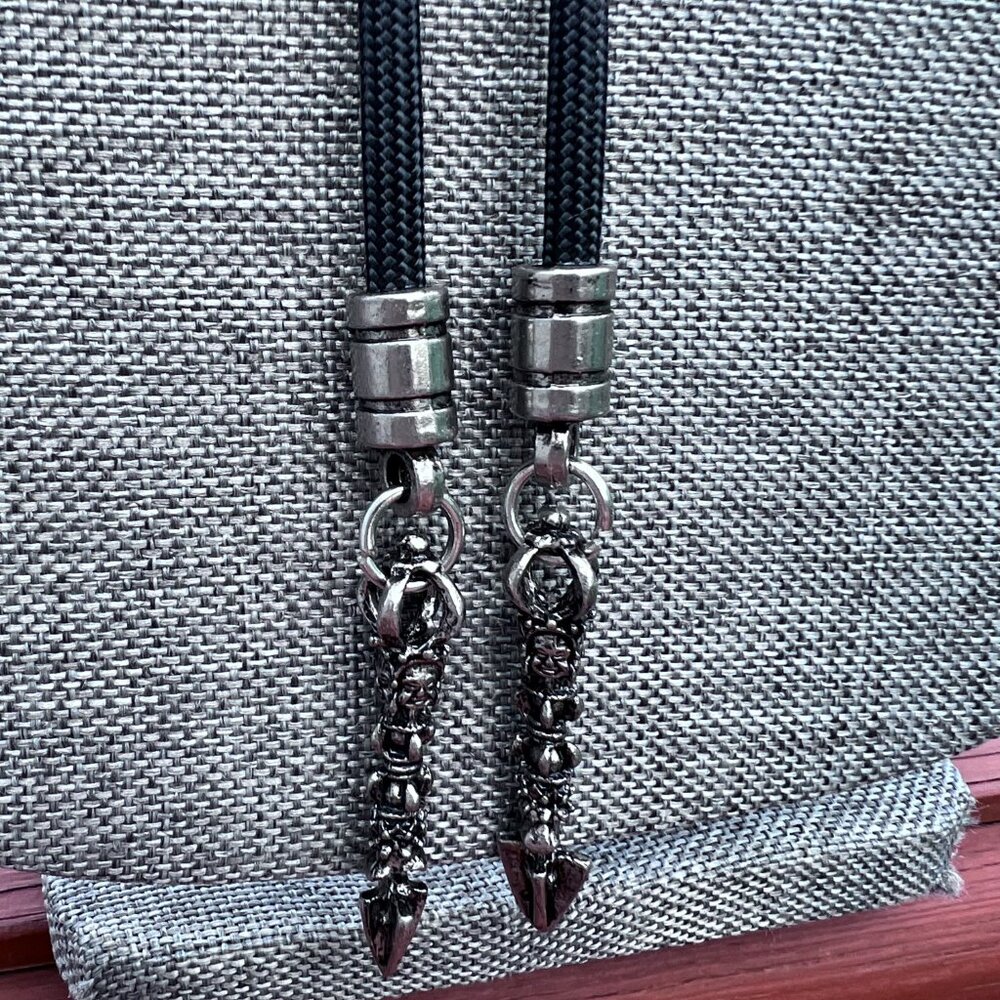 Classic Southwestern Style Bolo Tie Black Cord Dangling Arrow Tips - Picture 2 of 7